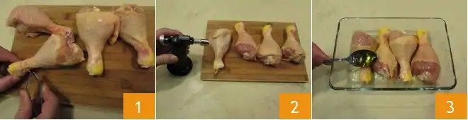 Чтобы приготовить куриные ножки в духовке, начните удалять перья с веретен с помощью пинцета 1. На этом этапе зажгите ножки горелкой 2 или поднесите их близко к пламени плиты, чтобы удалить остатки; затем вымойте их под проточной водой, обсушите и переложите в форму для запекания, где приправите солью, перцем и 30 граммами масла.