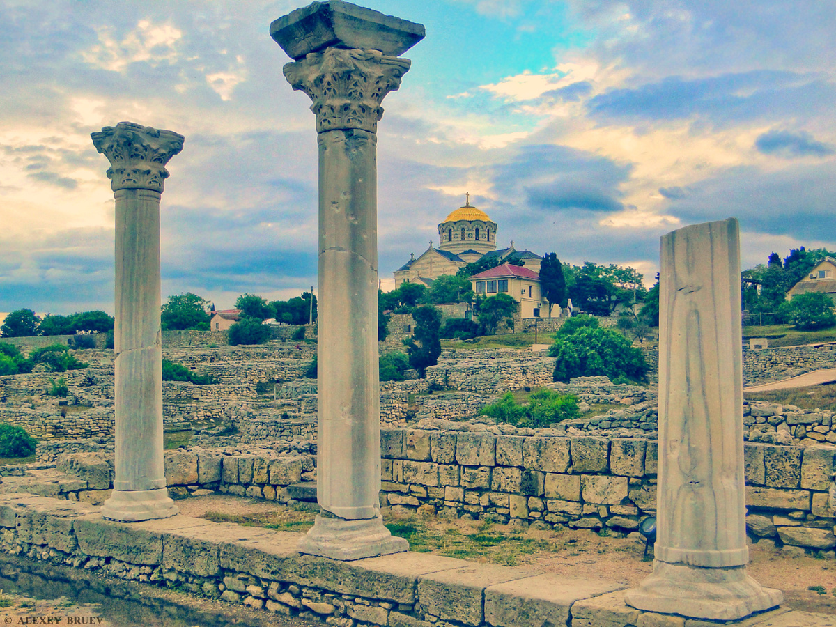 Владимирский собор на фоне руин древнего Херсонеса. Севастополь  