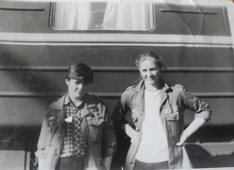 Мне 13 лет (я справа) и я работаю проводником.