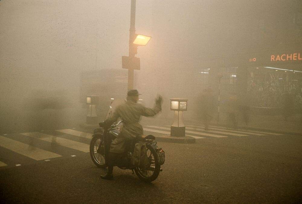 Отчаянный мотоциклист, видит ли он что-то. Фото Amusing Planet
https://travel.24tv.ua/ru/london-bolshoj-smog-1952-goda-novosti-dnja_n1558328