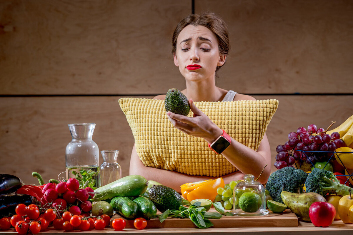 She vegetables every day. Здоровое питание. Здоровое питание женщина. Мифы о здоровом питании. Девушка с едой