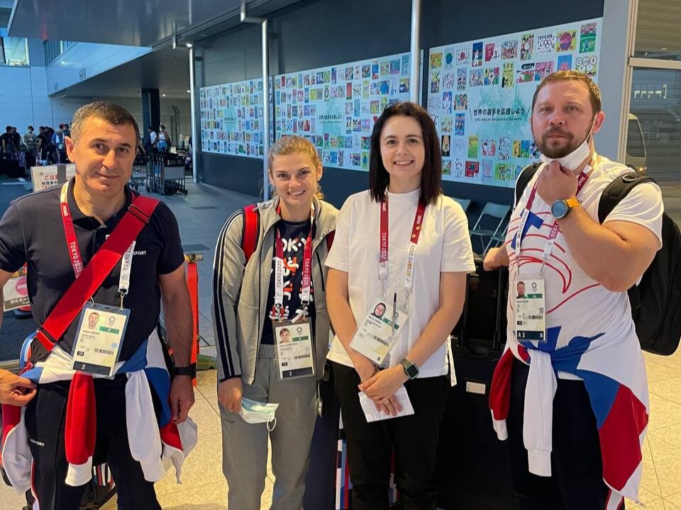 Маша встречала наших спортсменов и тренеров в аэропорту Ханэда.