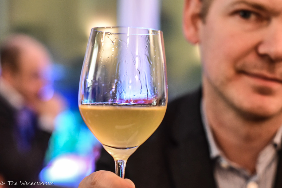 Бокал с петнатом. Фото процитировано из https://thewinecurious.wordpress.com/2016/03/30/methode-ancestral-spontaneous-sparkling-wine/