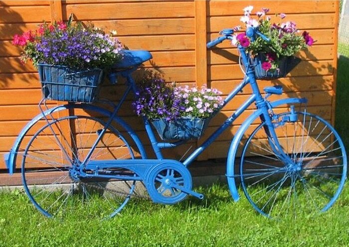 На руль велосипеда можно поставить корзину для цветов. / Фото: No.pinterest.com