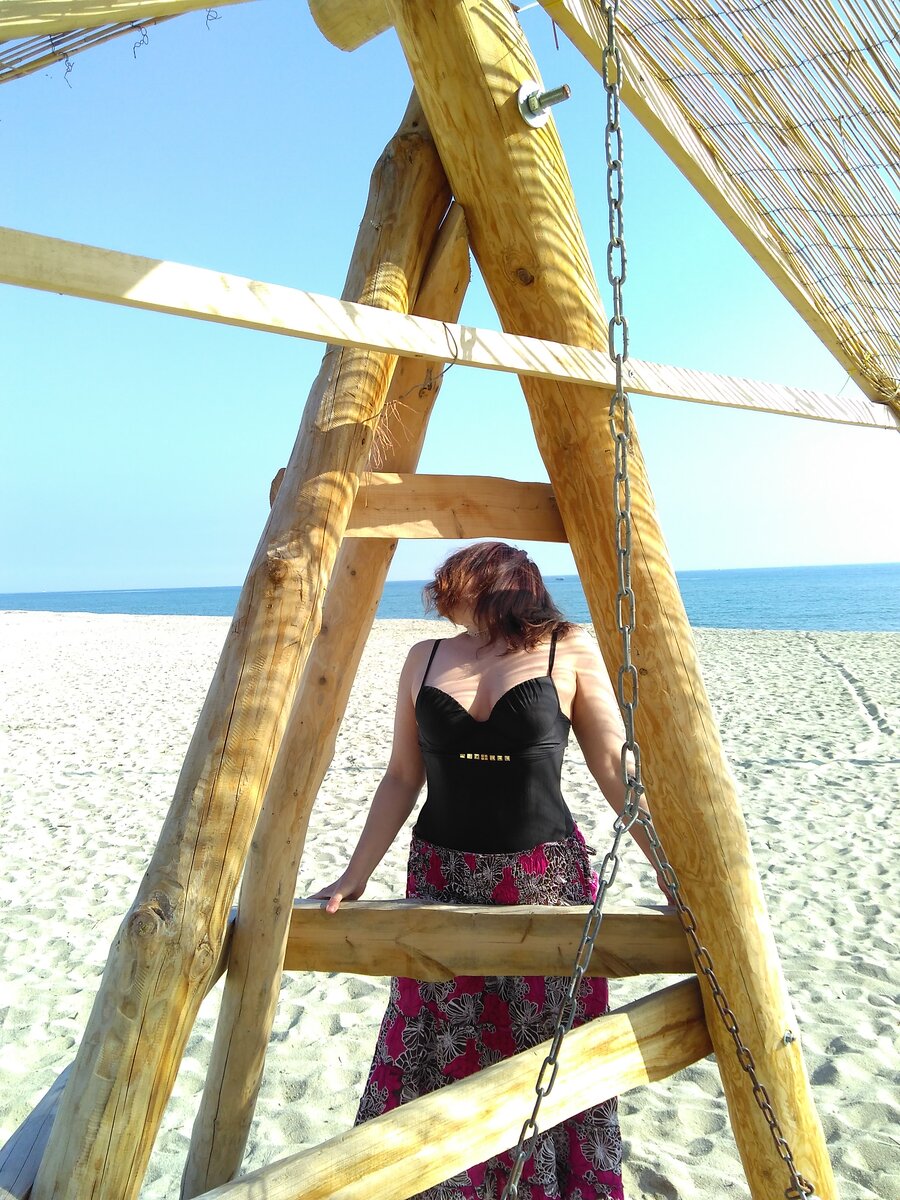 Октябрь 2019 г. Греция. Не в лучшей форме, но сейчас и такую дожать не получается, килограмм 5-7 плюсом к тому налопалось.  Да, вот так, само "налопалось", я тут вообще не при делах.