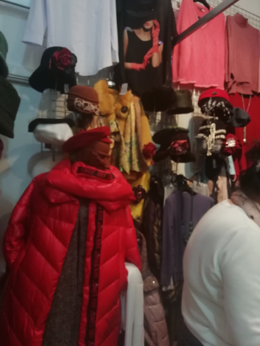 Отдельные образцы головных уборов и пальто