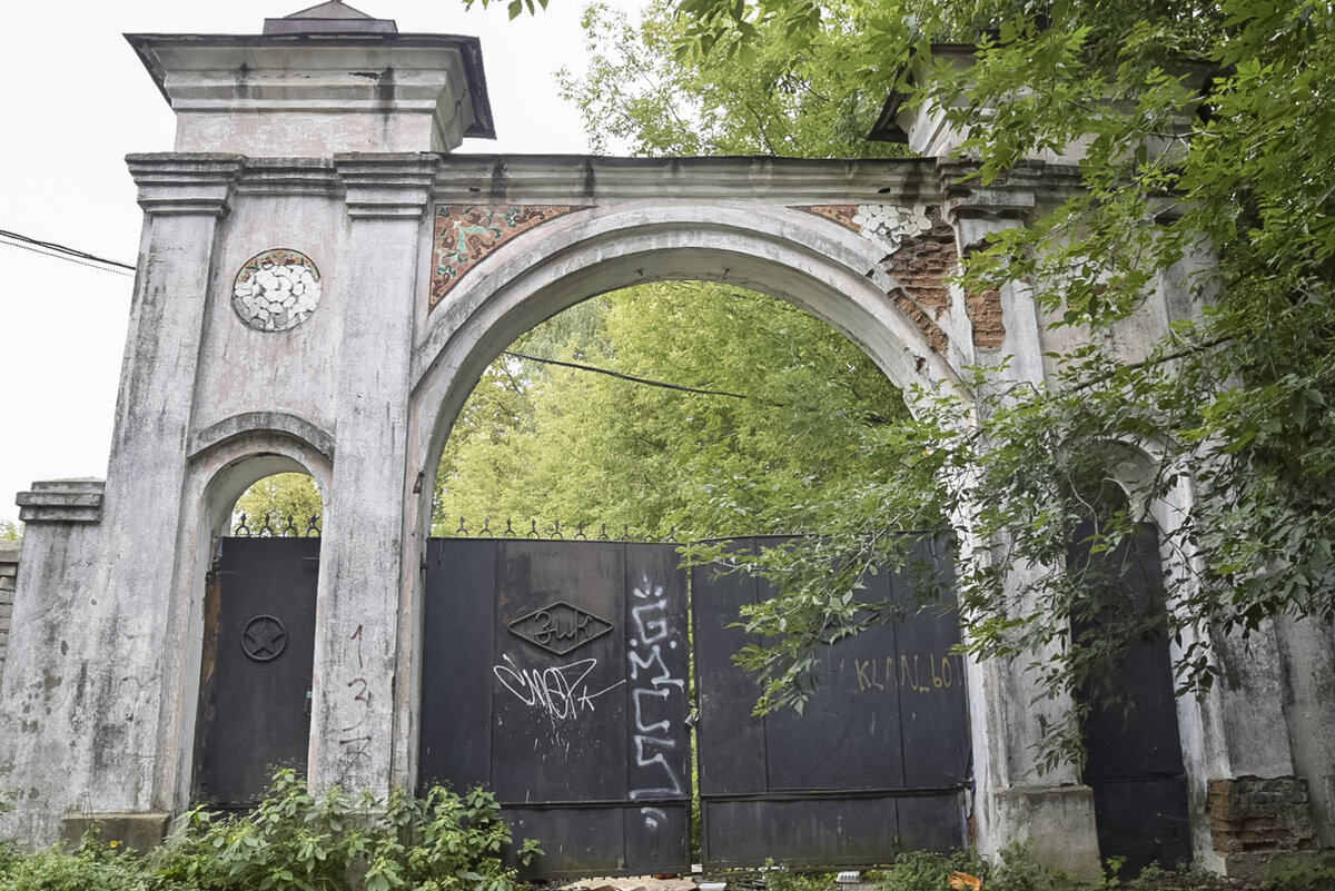 Эта входная группа то немногое, что осталось от фаянсового ЗиК, фото автора (галерея)