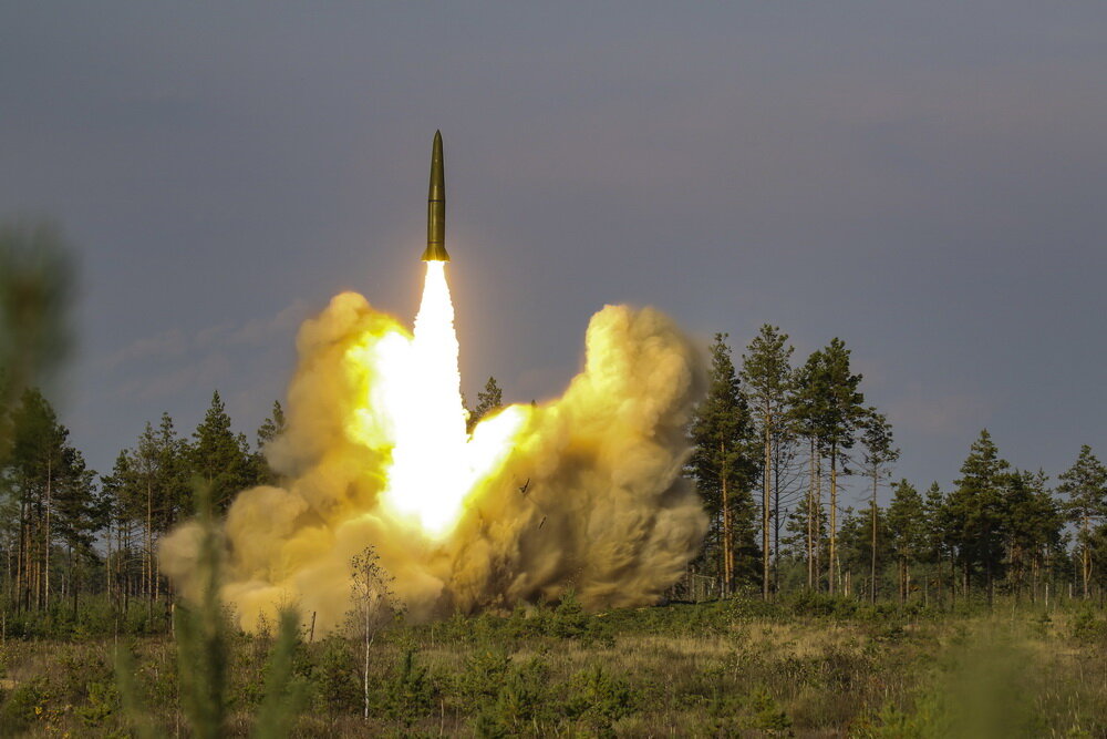 Мы приехали сильно заблаговременно, чтобы снять пуск ракеты. В реальности это секунд пять. Но чтобы это произошло пришлось немало потрудиться, и нам, и ракетчикам.  - А вы также стрелять будете, - поинтересовался я. 
- Молодой человек. Стреляют из пистолета. Мы Ракету запускаем, - ответили мне. 
Мы поснимали подготовку и сборы, насобирали грибов на ужин и отбыли до завтра, чтобы за несколько часов до времени Ч встать на позиции. Близко подходить к ракете нельзя, безопасной считается дистанция в 1,2 км. Но нам отвели место на командном пункте в 350 метрах от места старта. Пуск отложили на час. За это время был и шквалистый ветер, и дождь, вдали даже грохотал гром, но перед пуском все успокоилось. Казалось, сама природа почувствовала важность момента. Пять секунд видимого полета, и доклад: попадание 100%. Всем спасибо. Можно возвращаться в пункт постоянной дислокации. Видео, конечно, будет чуть больше, чем 5 секунд, но оно того стоит. Посмотрите обязательно. За фотографии спасибо Андрею Зинчуку. 