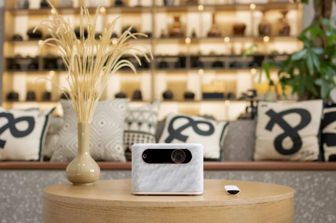 Проектор Т500 от Lenovo (изображение с портала https://tv-vybor.ru/novosti/2256-lenovo-predstavljaet-umnyj-proektor-t500.html)