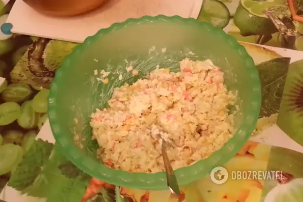 Салат с крабовыми палочками и рисом