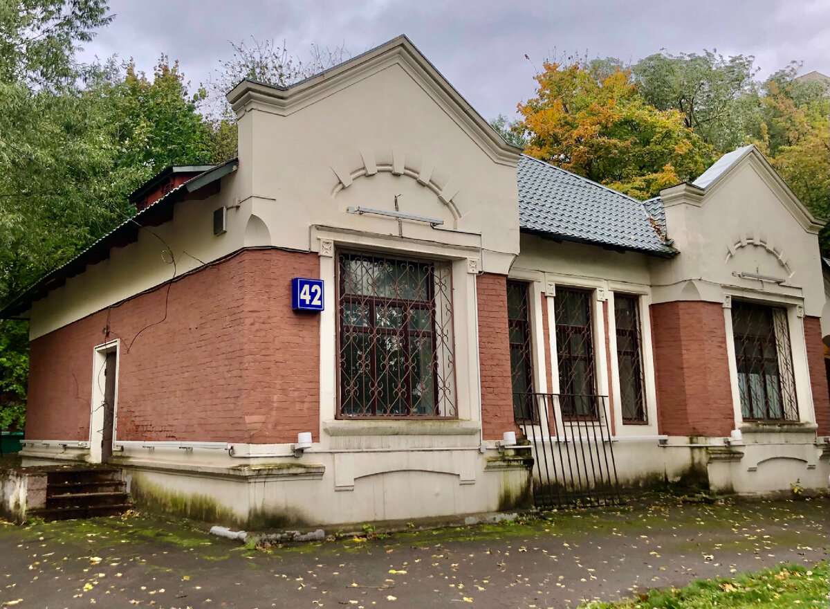 Это задние по виду пустует, а в начале XX века - это был типичный жилой дом. 