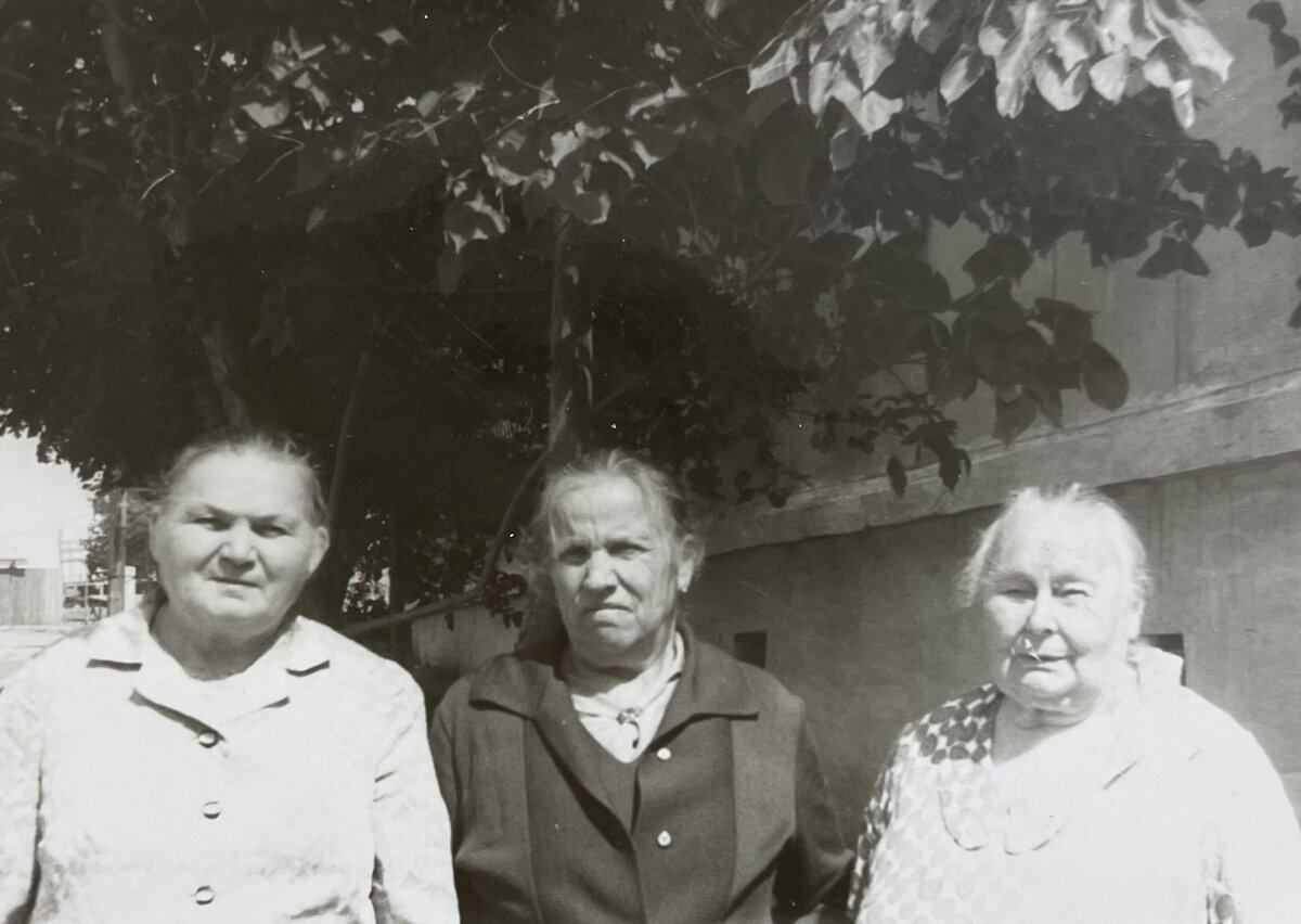 Бабушка с подругами-соседками: Башкиревой Марией Ивановной и Дербышевой Марией Васильевной.1977год. Краснотурьинск.