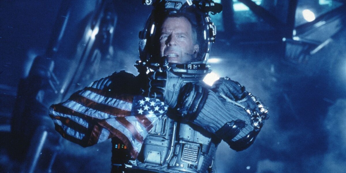 Брюс Уиллис взрывает атомную бомбу на астероиде. Естественно, обернувшись на прощание американским флагом :-)