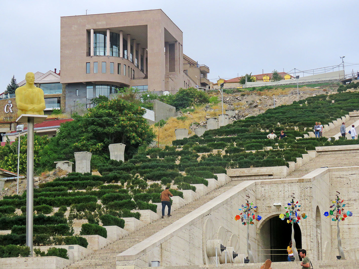 Около еревана. Музей Каскад в Ереване. Каскад Ереван смотровая площадка. Каскад Ереван 2021. Каскадная лестница Ереван.
