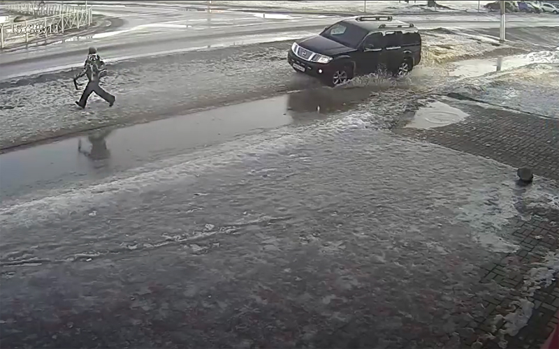 Владимир Бельский за рулем Nissan Pathfinder пытается догнать 10-летнего Ивана. Источник: YouTube