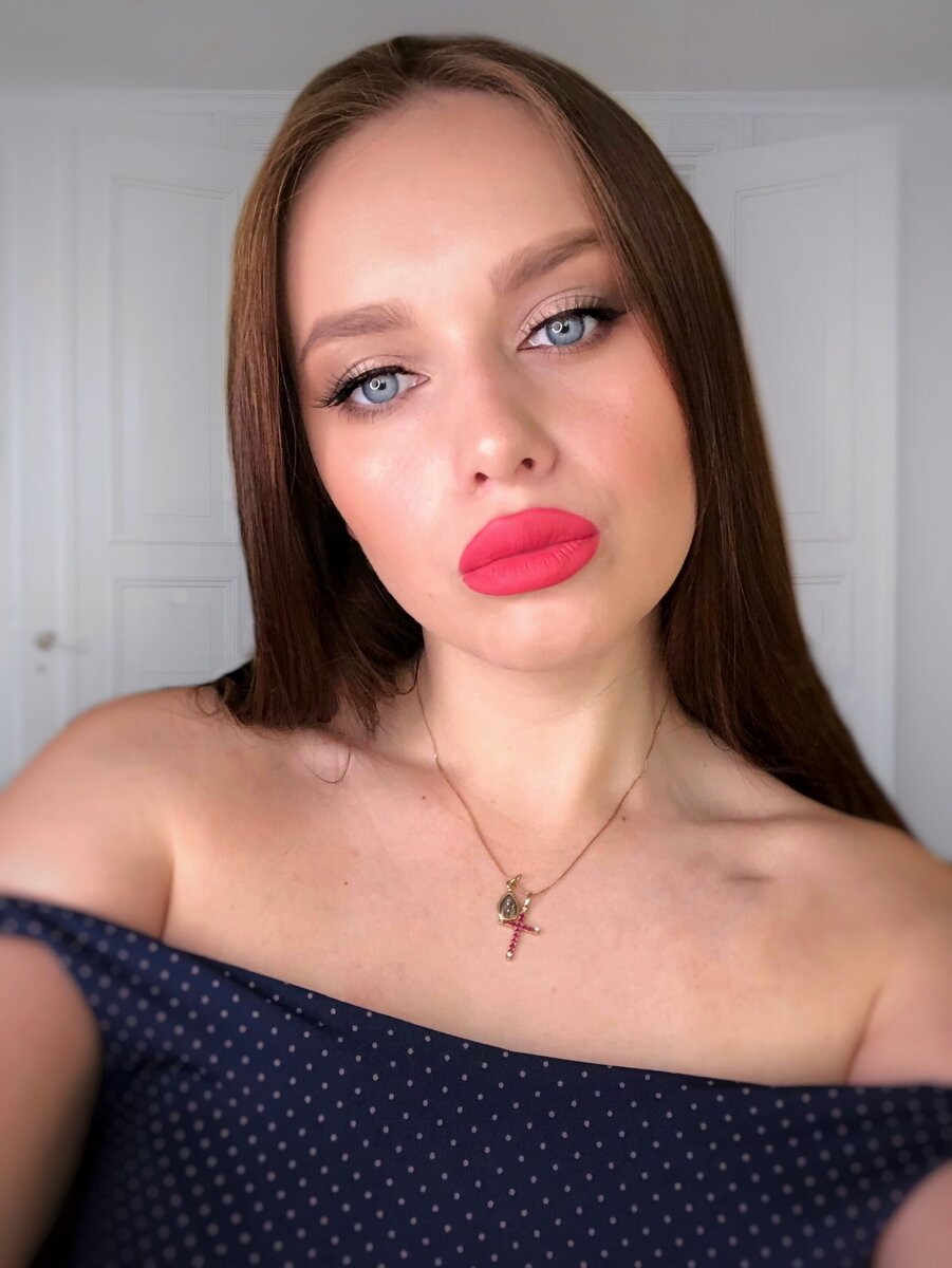 Макияж с красной губной помадой 