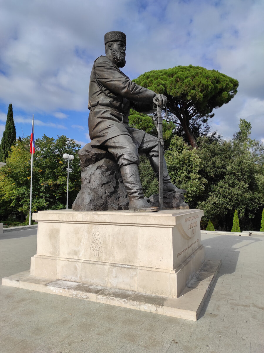 Памятник царю Александру третьему, поставленный в 2017 году около Ливадийского дворца, на месте его сгоревшего деревянного дворца 