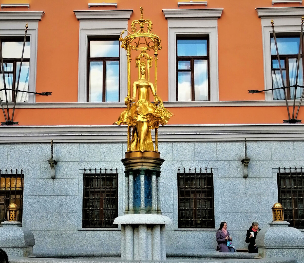 Фонтан Принцесса Турандот у здания театра