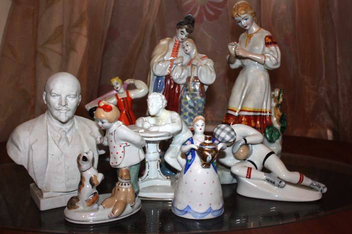 В каждом советском доме в серванте стояли такие статуэтки.