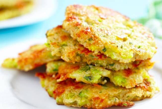 Фото из интернета: автор просто готовила повседневную еду и ничего не фотографировала, не думая, что выложит рецепты на канал. Но выглядели оладушки примерно так.