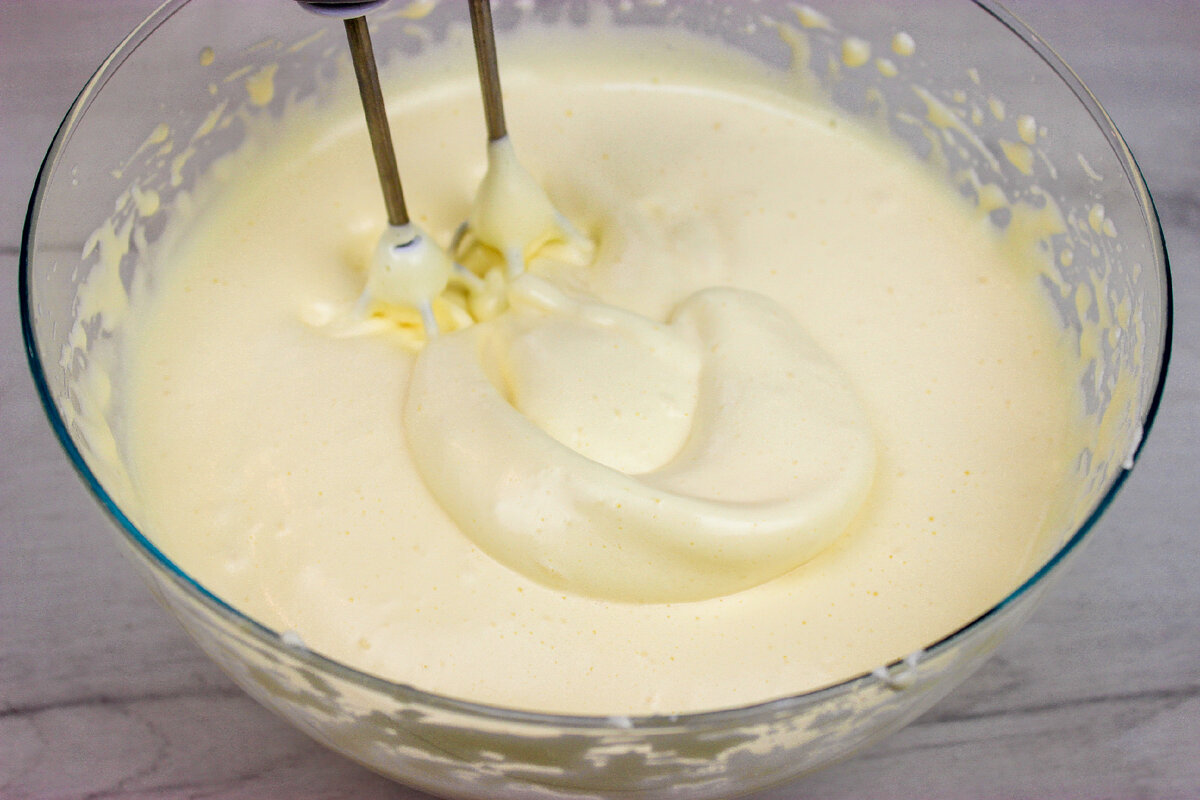 Разогреть духовку до 190 °С. Взбить яйца с солью на высокой скорости до образования пены. Затем добавить сахар, ванильный сахар, взбивать до образования густой, светлой массы. 