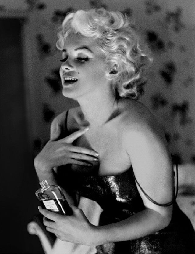 Мэрилин Монро с парфюмом Chanel № 5. Источник: Pinterest