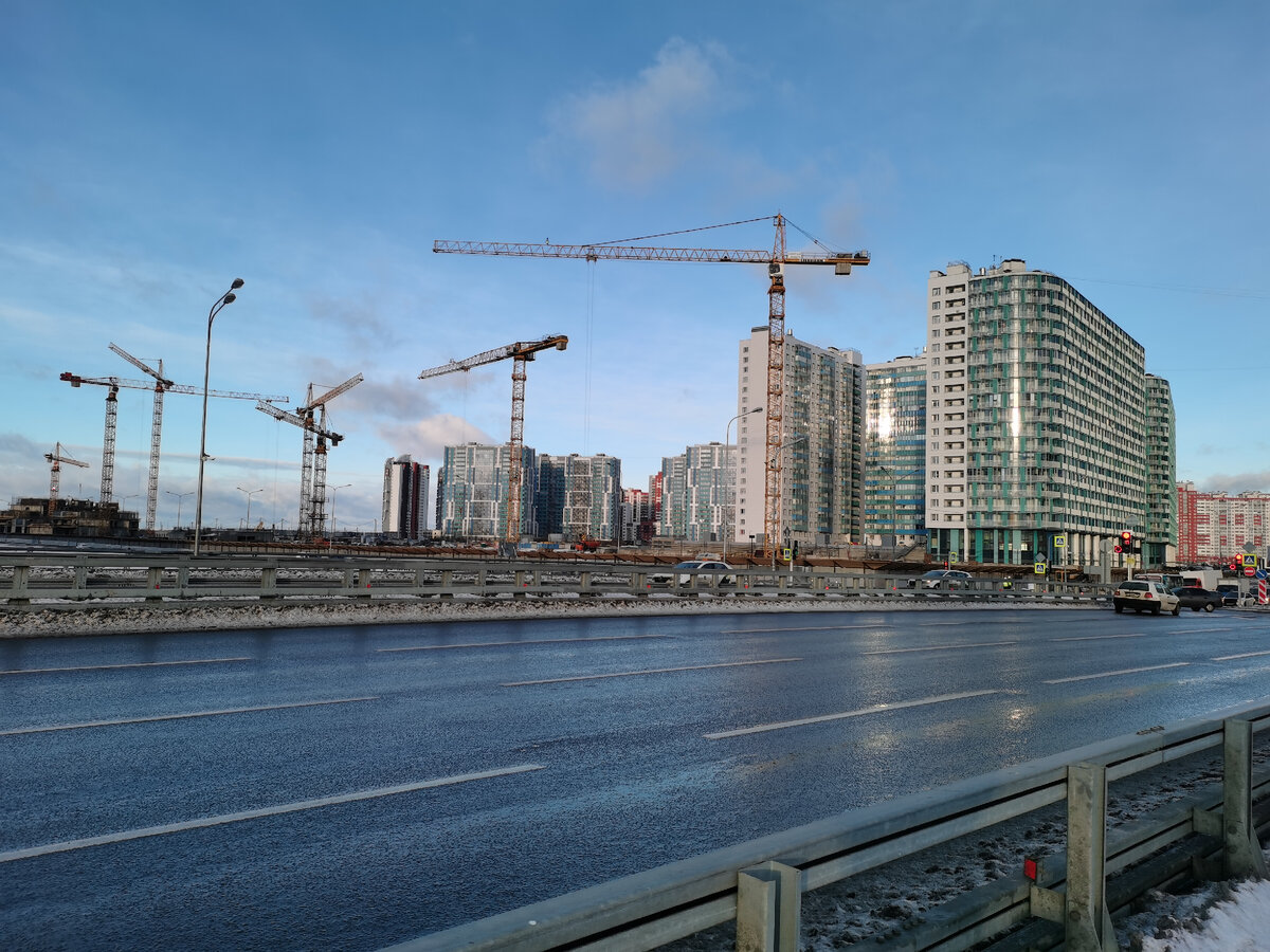 Десятки многоэтажек. Дома выше, чем в Солнечном городе, а плотность населения больше, чем в Жемчужине.