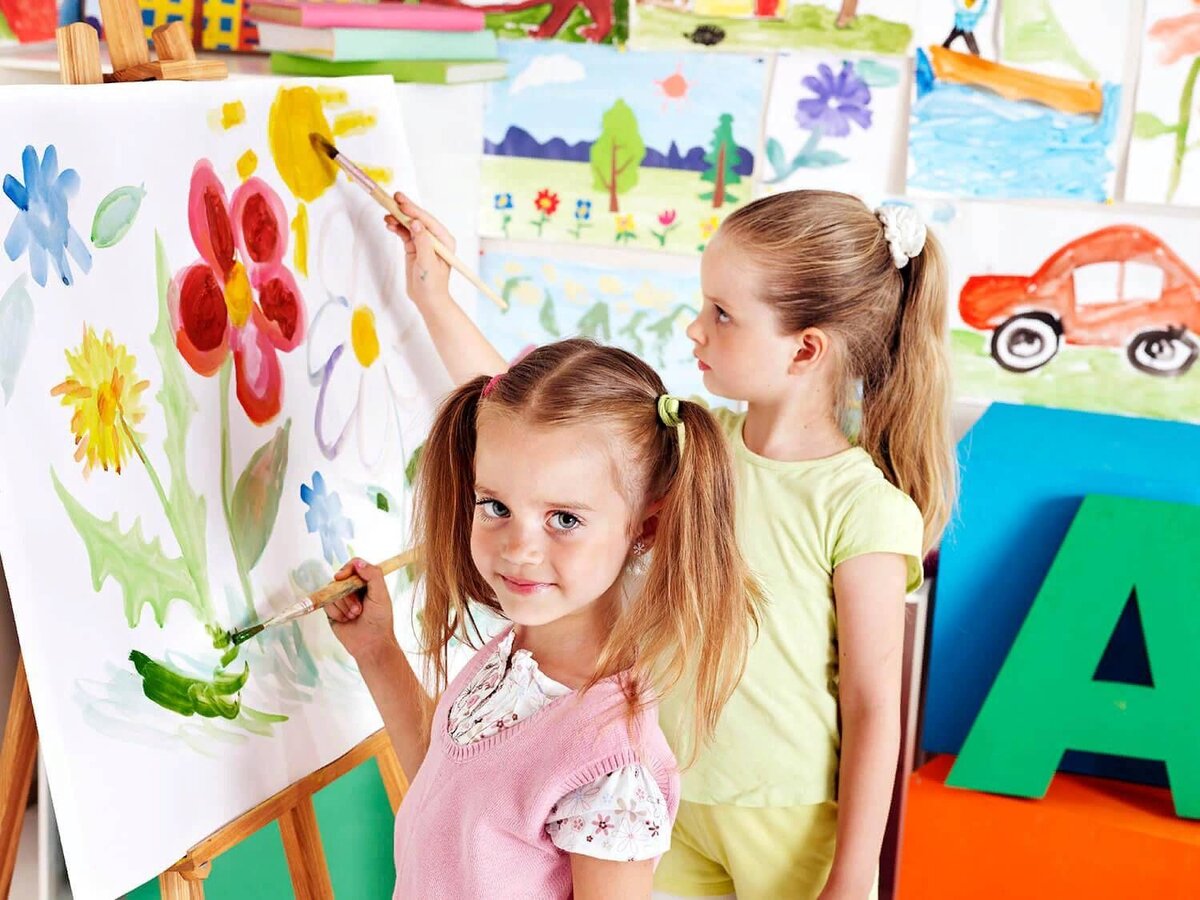 «Когда мой сын стал ходить на рисование, я заметила, что он стал меньше нервничать, стал спокойнее относится к ситуациям, которые до этого его сильно тревожили»,- делится мама Савелия.