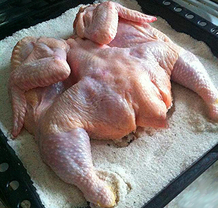 Как стать курицей. Курица тушка. Приготовленная тушка курицы.