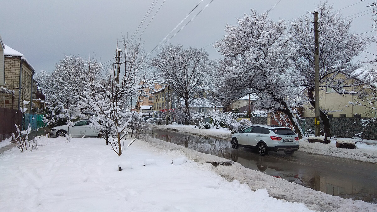 Рядом на дорогах лужи и целые реки. Ночью вода подмерзает, а утром, пока солнце не выглянуло, гололед