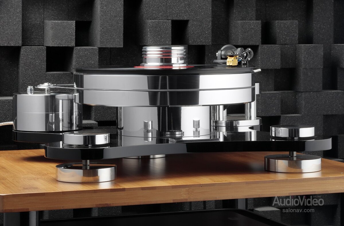 С проигрывателями этой марки наши читатели уже знакомы, но в это раз будет модель, которую мы ещё не испытывали. На ней установлен новый для нас тонарм — Rega RB330 и одна из лучших головок van den Hul начального уровня. 
Сочетание по всем признакам многообещающее.