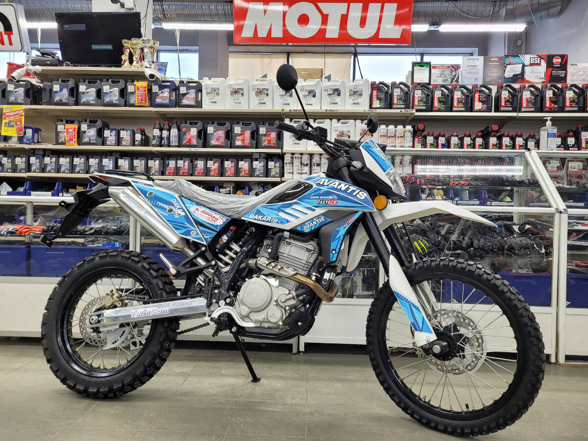 Avantis DAkar в мотосалоне Emoto
