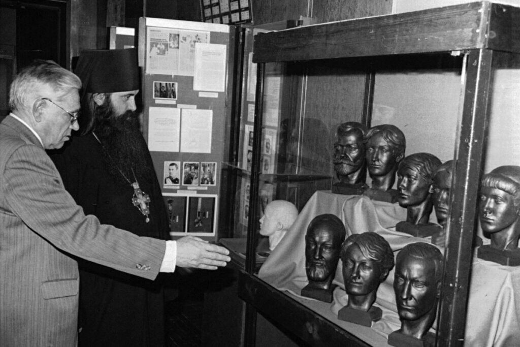 Председатель фонда "Обретение" А.Авдонин и настоятель Верхотурского монастыря игумен Тихон знакомятся со скульптурными портретами членов царской семьи. 17.04.1997. Выставка «Романовы: возвращение в историю» Фото ТАСС