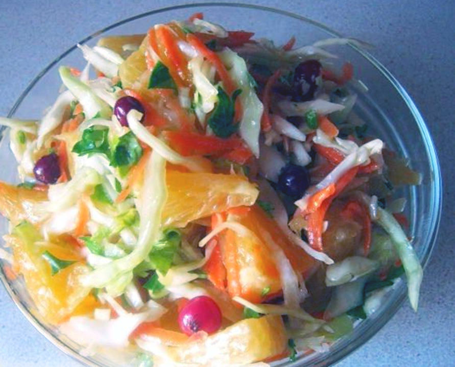 салат из белокочанной капусты, клюквы и ананасов