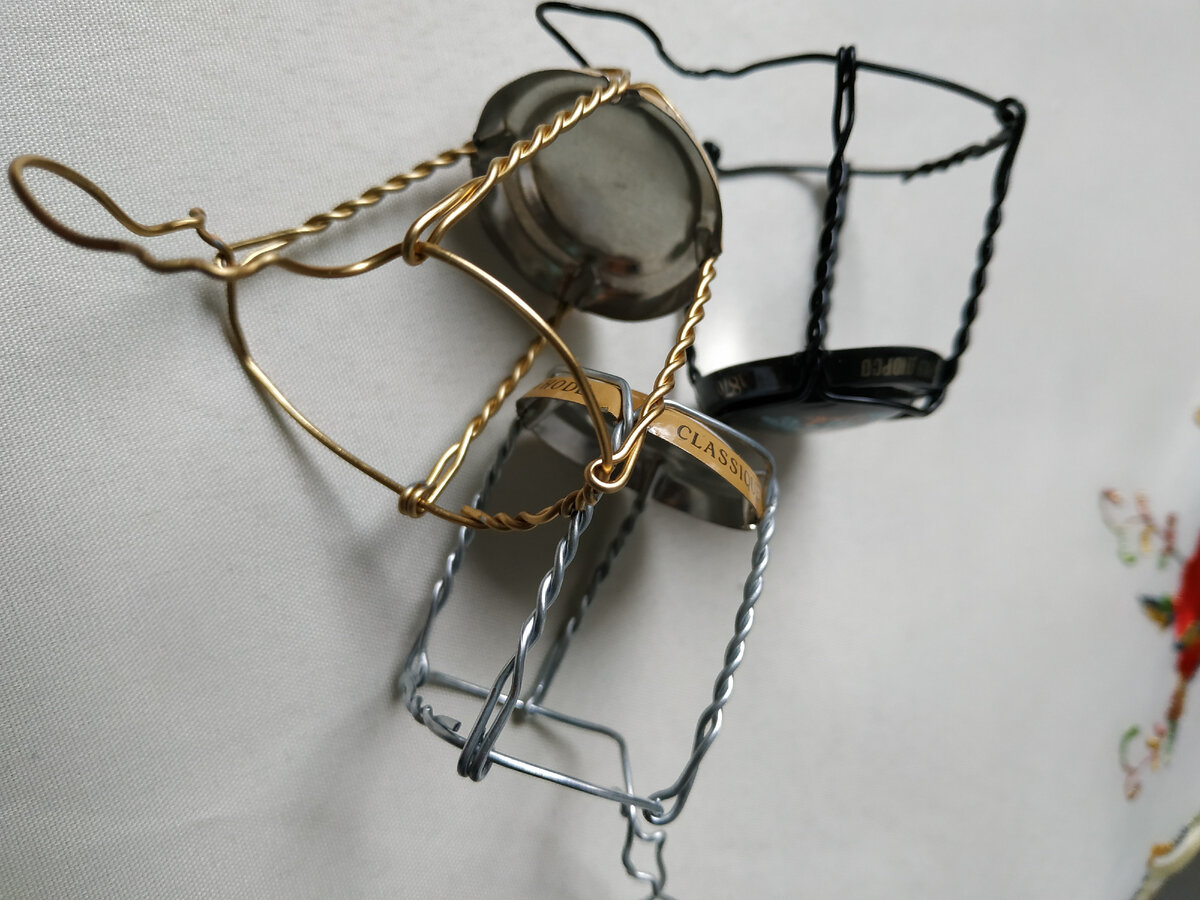 Мюзле и плакетка. Стандартная длина проволоки в такой конструкции сегодня – 50-60 см А делают ее из стали толщиной 0,7-0,8 мм