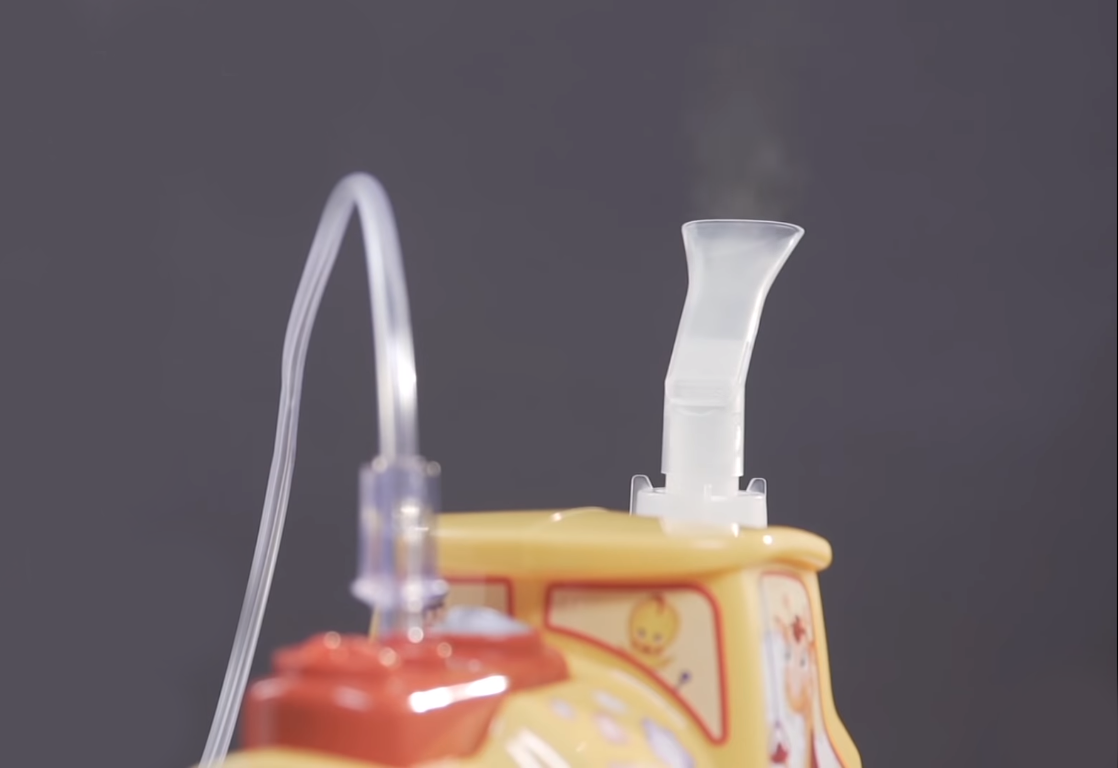 Небулайзер образует мельчайшие частицы пара, которые проникают глубоко в бронхи и легкие.