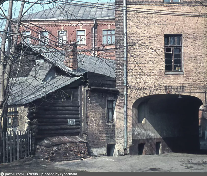 Двор в Факельном переулке 1970 – 1980 г. Автор В. И. Крылова.