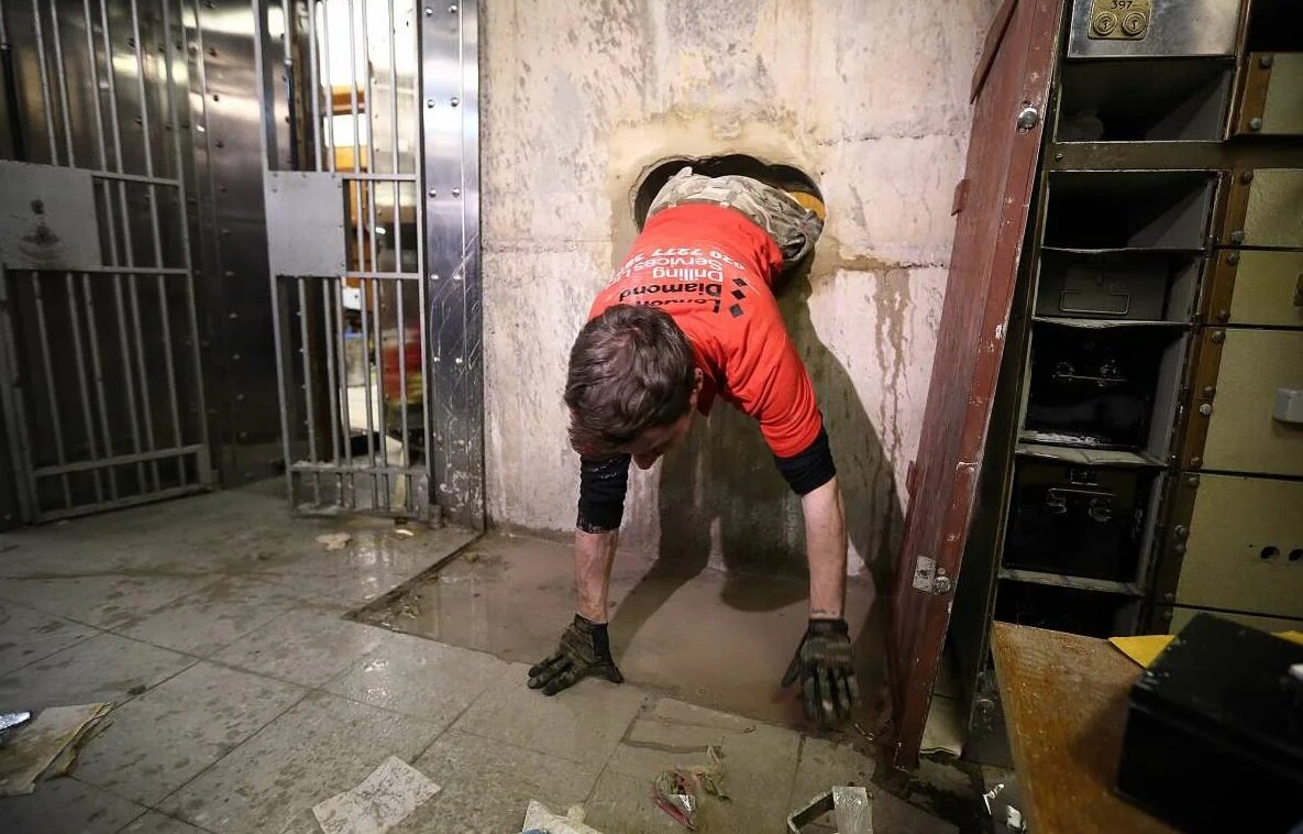 Через дыру в стене пролез Бейзил, обесточил  решетчатые двери (слева), которые потом были сломаны. Источник фото pinterest.com