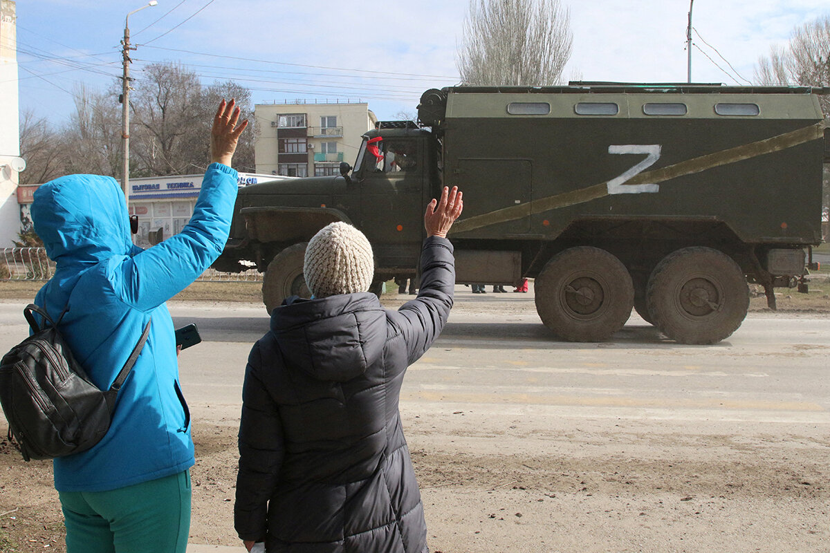 Местные жители встречают военный грузовик российской армии с буквой Z, Армянск, 24 февраля 2022 года. Фото: Reuters