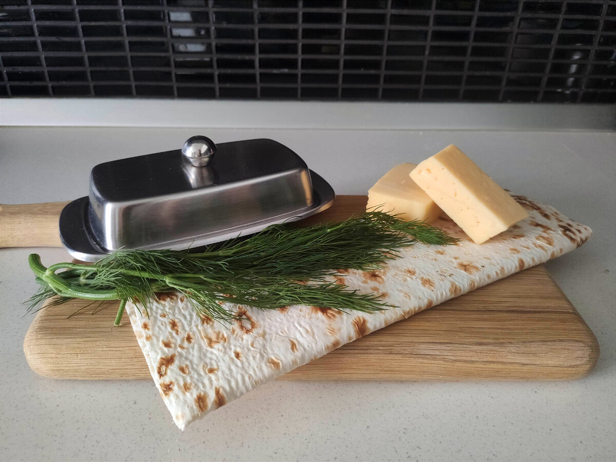 Рецепт проще некуда:

-лаваш

-сыр

-зелень (по желанию) 

-сливочное масло (тоже не обязательный элемент)