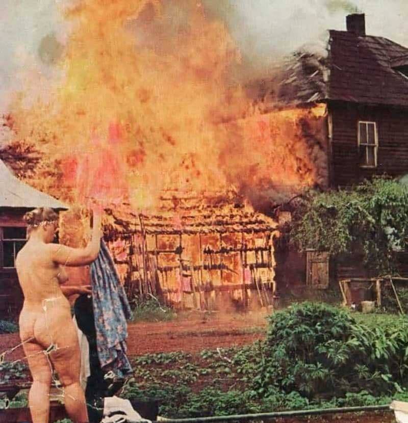 
📸1960–е годы. Канада 

Религиозные крайности

Фридомиты — это переселенцы-духоборы (христианское верование) из России. Фридомиты действовали наперекор большинству и общепринятым ценностям, считая их греховными. Считали обучение детей в школах чем-то плохим, а потому для протестов устраивали голые марши. Когда правительство эти марши разогнало, то фридомиты решили отказаться от всего мирского и сожгли свои дома. А потом начали уничтожать огнём  и динамитом общественные строения. В 1970-х годах этот религиозный фанатизм поутих.