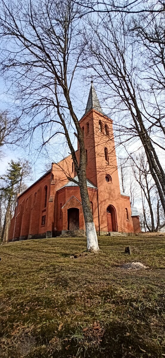 Главный вход в кирху в настоящее время закрыт