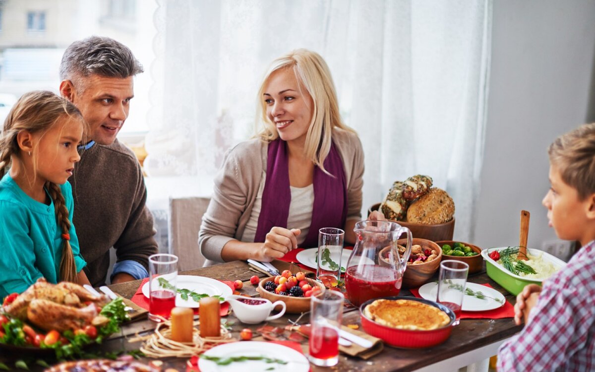 Узнай за ужином как дела у твоих близких. Распроси детей, чем они сейчас интересуются. Сделай своей второй половинке комплимент. 