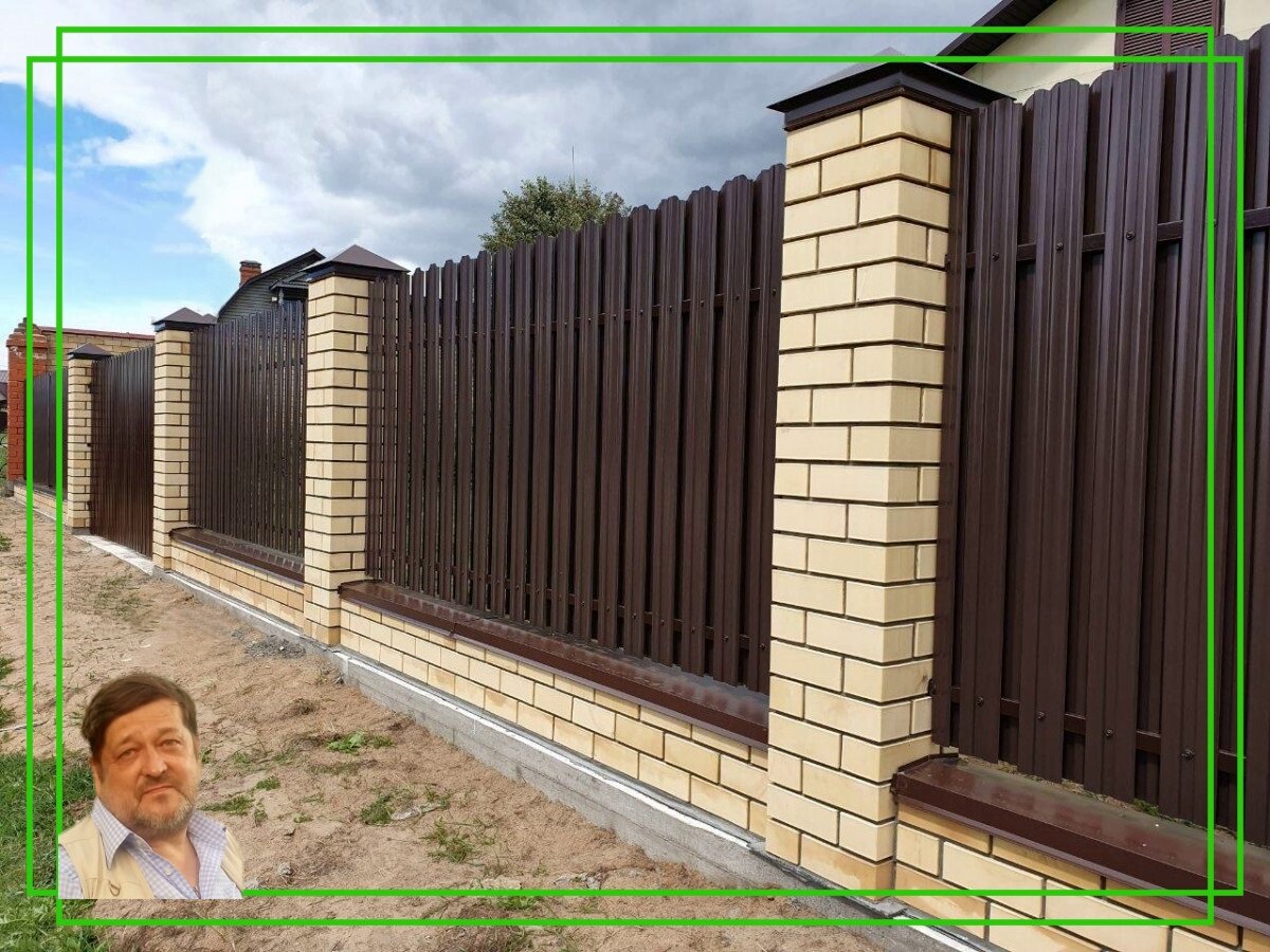 Забор по кирпичным столбам. Источник фото: https://clck.ru/epBKD