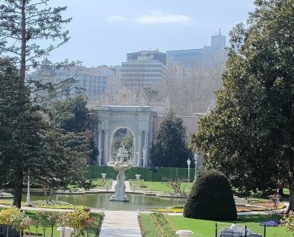 Стамбул, парк дворца Долмабахче