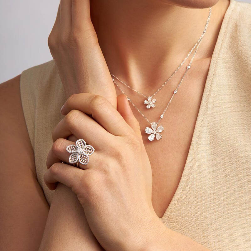 Кольцо из коллекции Miss Russia, колье из коллекции Flower, все Mercury