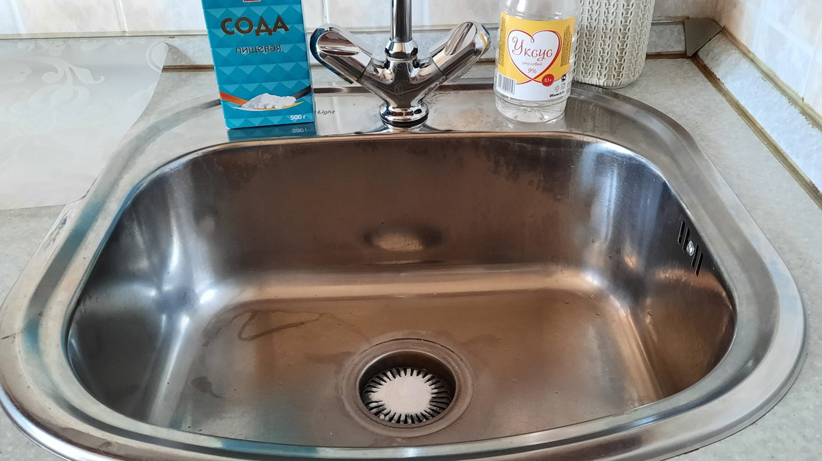 Раствор: сода + уксус + кипяток = исчезают жировые и мыльные скопления в трубах и уходит запах.