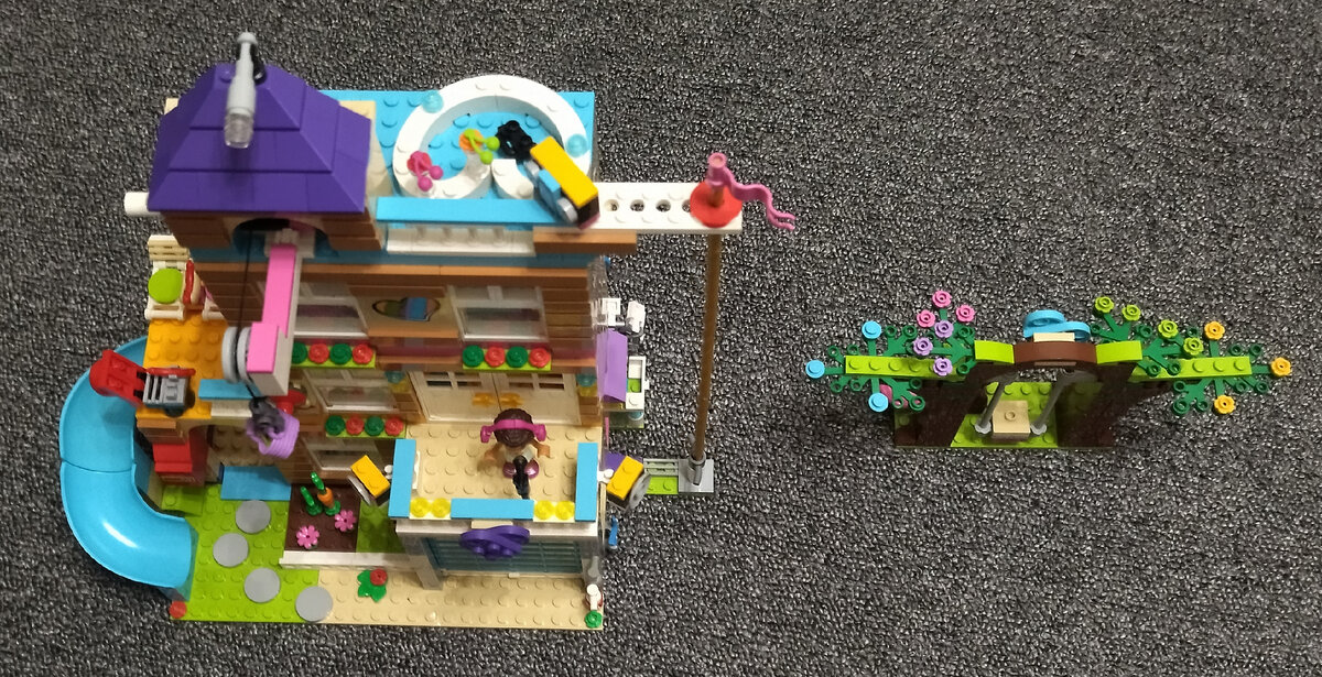 Когда на улице дождь и нельзя гулять, отличное времяпровождение - строительство дома. 