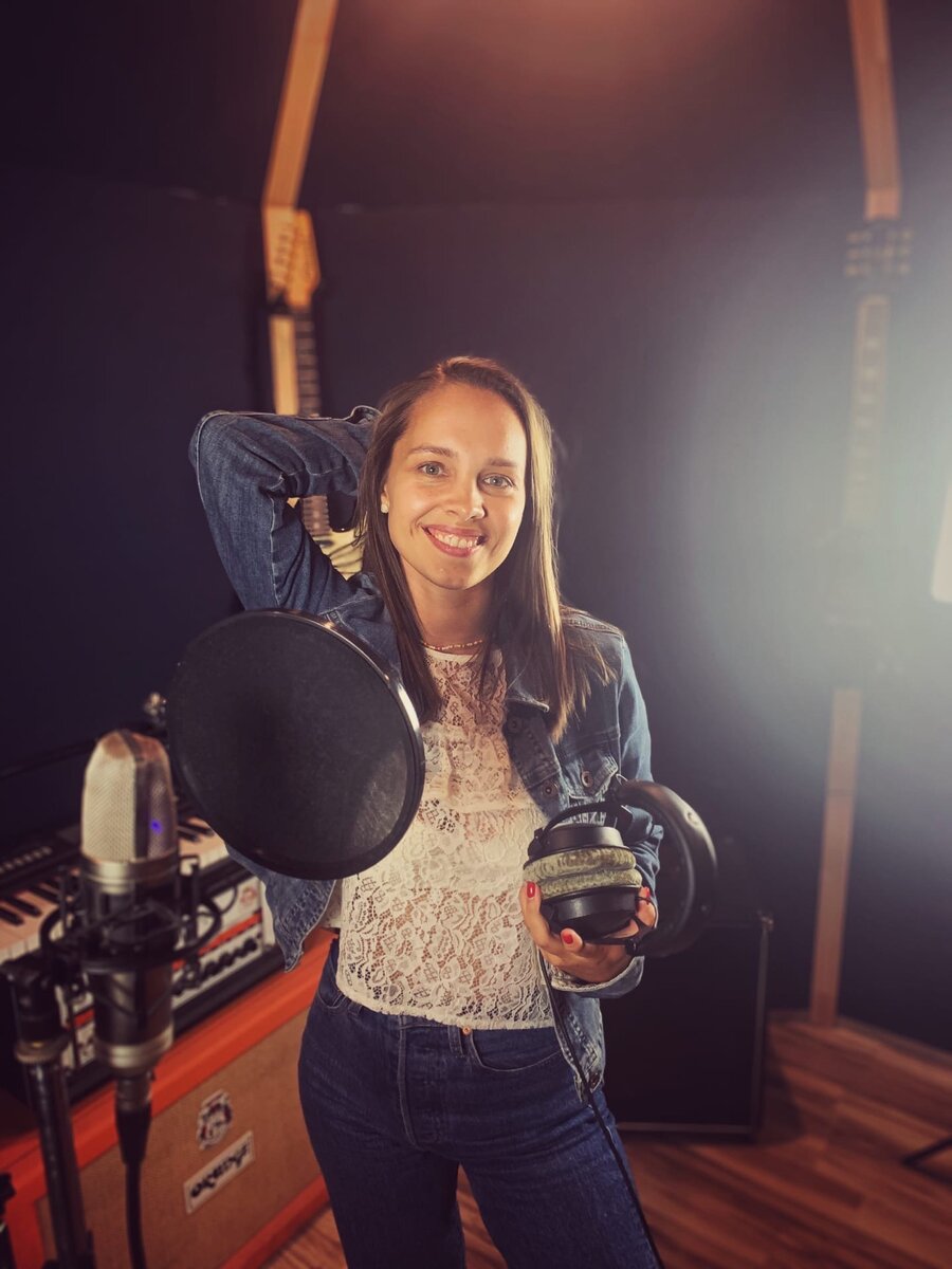 Евгения Отрадная прославилась в начале 2000-х. "Уходи и дверь закрой" - главный её хит