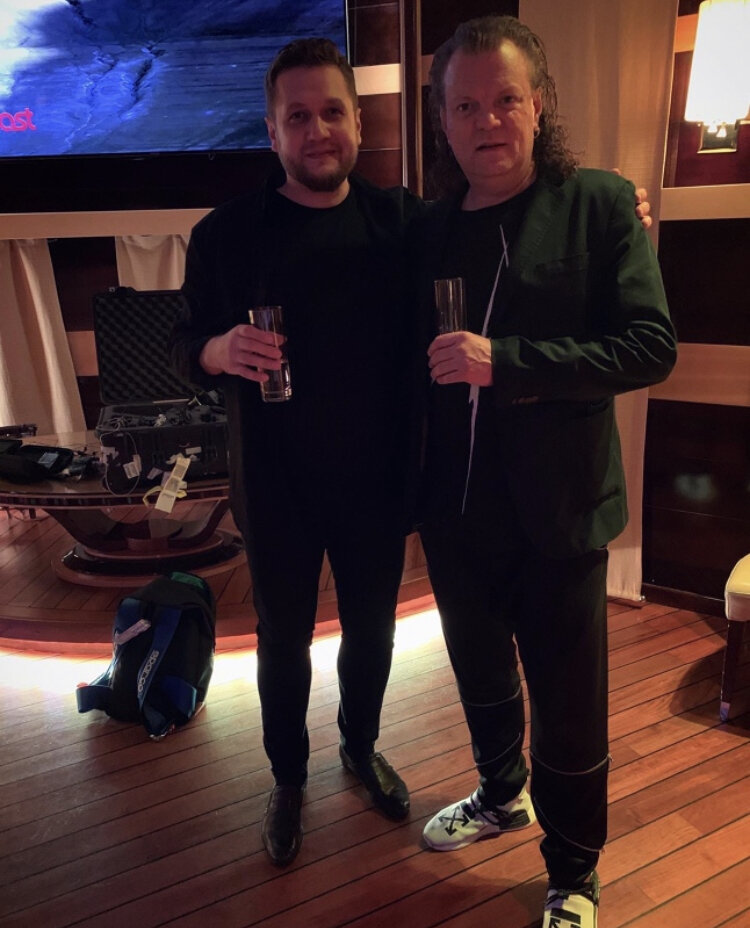 Однажды , на работе , встретились с Юрием Терлецким , ярчайшим музыкантом , гитарист UMA2RMAN . 